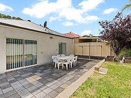 3BR 2 BTH No Stairs Aircon Big Athelstone Home