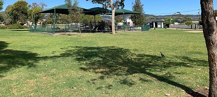 3BR Unit Free Park Wifi Campbelltown