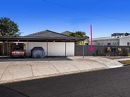 3BR Unit Free Park Wifi Campbelltown