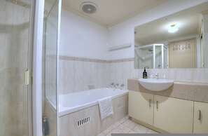Big Apartment Free Wifi Gated Parking Heating