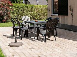 Spacious 4-person Bungalow Near the Frisian Lakes