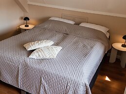 Spacious 4-person Bungalow Near the Frisian Lakes