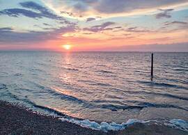 Spacious 4-person Bungalow Near the Frisian Lakes