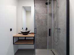 Lush Apartment With Water Views