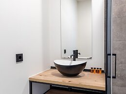 Lush Apartment With Water Views