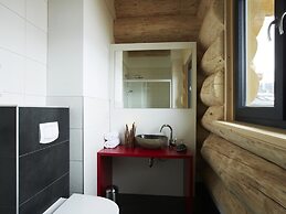 Cosy, Modern Canadian Wooden Chalet