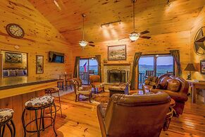 Hilltop Concan Cabin w/ Garner State Park Views!