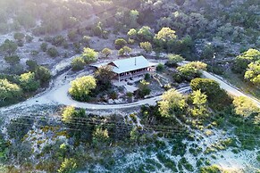 Hilltop Concan Cabin w/ Garner State Park Views!