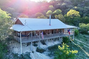Hilltop Concan Cabin w/ Garner State Park Views!
