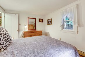 Idyllic Lakefront Cottage Near Mount Sunapee