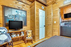 9 Mi to Lake Burton: Cabin w/ Deck Near Helen