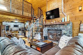 9 Mi to Lake Burton: Cabin w/ Deck Near Helen