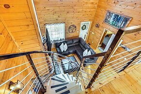 9 Mi to Lake Burton: Cabin w/ Deck Near Helen