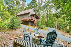 9 Mi to Lake Burton: Cabin w/ Deck Near Helen