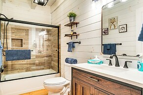 9 Mi to Lake Burton: Cabin w/ Deck Near Helen