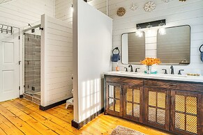 9 Mi to Lake Burton: Cabin w/ Deck Near Helen