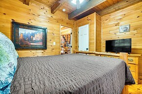 9 Mi to Lake Burton: Cabin w/ Deck Near Helen