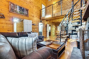 9 Mi to Lake Burton: Cabin w/ Deck Near Helen