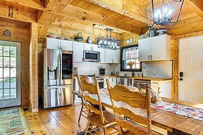 9 Mi to Lake Burton: Cabin w/ Deck Near Helen