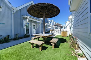 Walk to Padre Island Seawall: Corpus Christi Abode