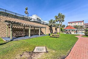 Lovely Galveston Condo: Walk to Seawall & Beach!