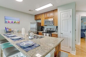 Lovely Galveston Condo: Walk to Seawall & Beach!