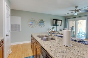 Lovely Galveston Condo: Walk to Seawall & Beach!