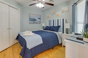 Lovely Galveston Condo: Walk to Seawall & Beach!
