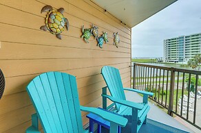 Lovely Galveston Condo: Walk to Seawall & Beach!