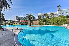 Lovely Galveston Condo: Walk to Seawall & Beach!