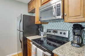 Lovely Galveston Condo: Walk to Seawall & Beach!