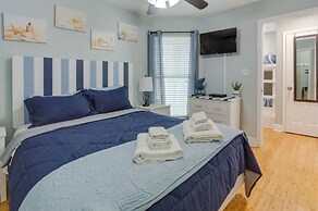 Lovely Galveston Condo: Walk to Seawall & Beach!