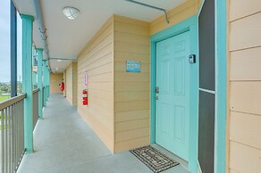 Lovely Galveston Condo: Walk to Seawall & Beach!