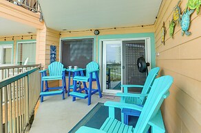 Lovely Galveston Condo: Walk to Seawall & Beach!