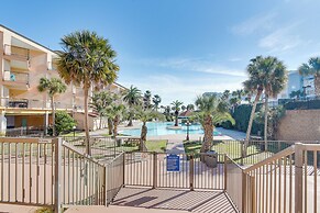 Lovely Galveston Condo: Walk to Seawall & Beach!