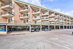 Lovely Galveston Condo: Walk to Seawall & Beach!
