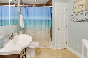 Lovely Galveston Condo: Walk to Seawall & Beach!
