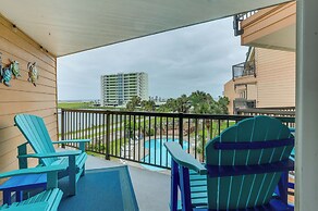 Lovely Galveston Condo: Walk to Seawall & Beach!