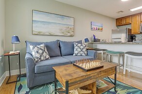 Lovely Galveston Condo: Walk to Seawall & Beach!