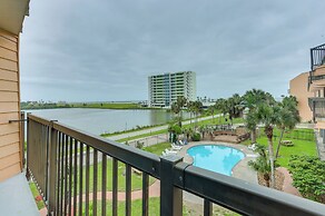 Lovely Galveston Condo: Walk to Seawall & Beach!
