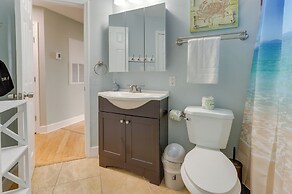 Lovely Galveston Condo: Walk to Seawall & Beach!