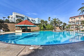 Lovely Galveston Condo: Walk to Seawall & Beach!