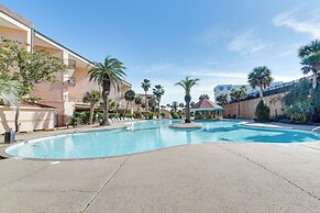 Lovely Galveston Condo: Walk to Seawall & Beach!