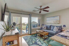 Lovely Galveston Condo: Walk to Seawall & Beach!