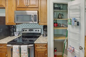 Lovely Galveston Condo: Walk to Seawall & Beach!