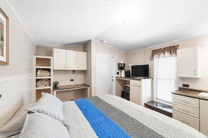 Daze Off - Pet Friendly Suite 1 Bedroom Hotel Room by The Lodges at Fo
