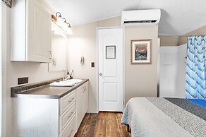 Daze Off - Pet Friendly Suite 1 Bedroom Hotel Room by The Lodges at Fo