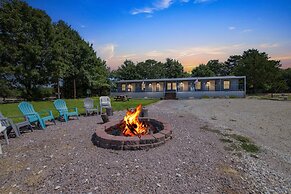 Daze Off - Pet Friendly Suite 1 Bedroom Hotel Room by The Lodges at Fo