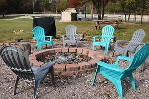 Daze Off - Pet Friendly Suite 1 Bedroom Hotel Room by The Lodges at Fo