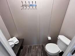 Daze Off - Pet Friendly Suite 1 Bedroom Hotel Room by The Lodges at Fo
